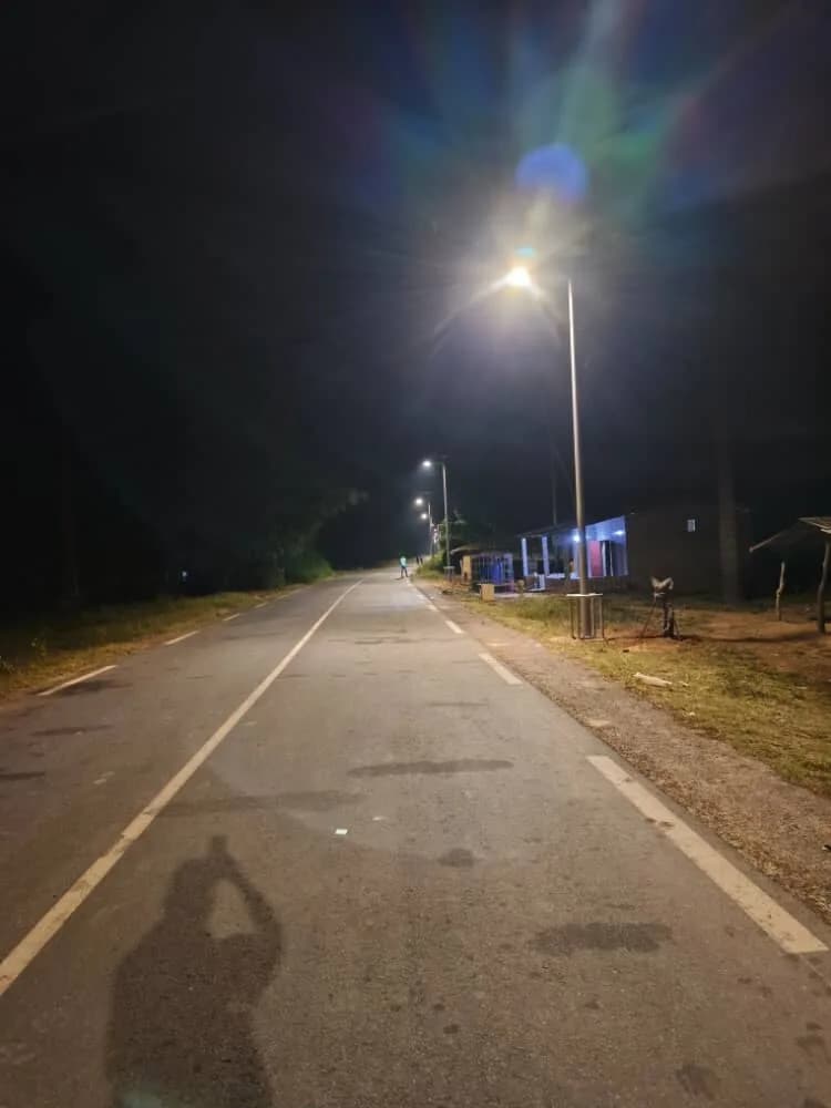 Route de Baconding éclairée par des lampadaires solaires la nuit