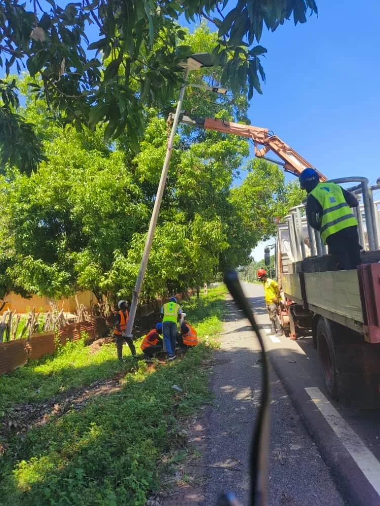 Levage d'un lampadaire solaire sur le chantier de Baconding